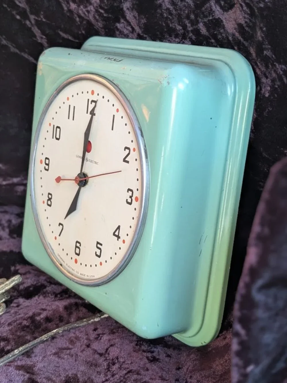 Vintage General Electric metal wall clock model #2H08 - runs, missing glass dome